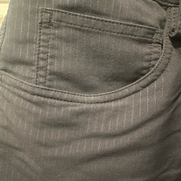 Under Armour men’s pinstriped golf shorts - Picture 3 of 4